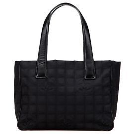 Borsa tote in nylon nera della nuova linea da viaggio di Chanel