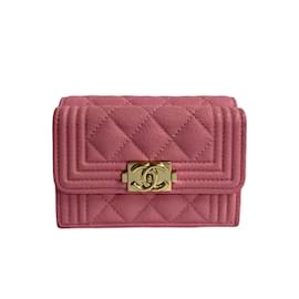 Cartera tri-fold de cuero caviar Chanel Boy