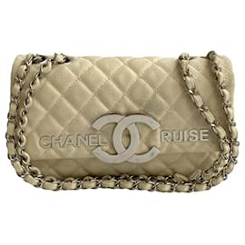 Schultertasche aus gestepptem Canvas mit Coco-Logo aus der Chanel Kreuzfahrtkollektion