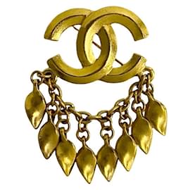 Spilla dorata con motivo logo Coco Mark 96P di Chanel