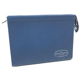 Borsa Clutch Pochette Voyage MM in Taiga di Louis Vuitton