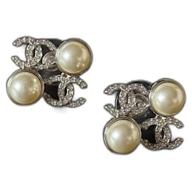 Orecchini Chanel con strass e perle fantasia