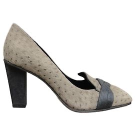 Zapatos de tacón Elie Tahari de cuero gris