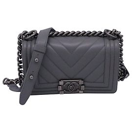 Borsa a spalla Chanel Small Boy Flap in pelle di vitello grigia