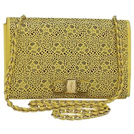 Borsa a Spalla Vala Chain in Pelle Gialla Argento Auth 137170 di Salvatore Ferragamo