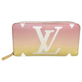 Cartera Zippy Monogram de Louis Vuitton junto a la piscina