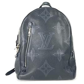 Zaino Armand Monogram Taurillon Shadow di Louis Vuitton