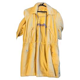 Gabardina Burberry amarilla