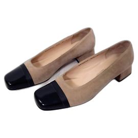 Sapatos baixos Salvatore Ferragamo em couro bege e preto