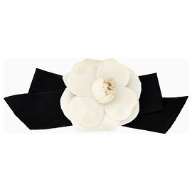 Spilla Chanel, modello Camelia Ebano & Avorio