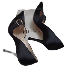 Décolleté Christian Dior in raso nero con logo in cristallo