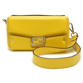 Bolsa de Ombro Fendi Bucket Soft Trunk 7VA565