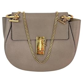 Chloe Small Drew Schulter-Crossbody-Tasche aus grauem, genarbtem Lammleder - Chloé