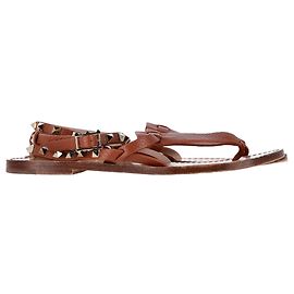 Sandali piatti T-Strap Rockstud Valentino Garavani in pelle marrone
