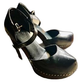 Zoccoli in pelle nera vintage Prada con alti tacchi in legno scolpiti
