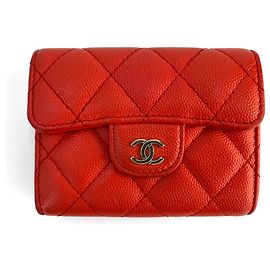 Chanel Cartera plegable clásica pequeña de cuero caviar matelassé roja