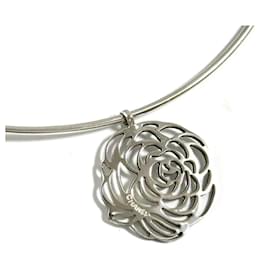 Collana choker con pendente Camelia di Chanel