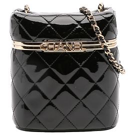 Beauty case in pelle verniciata nera con logo Chanel e catena