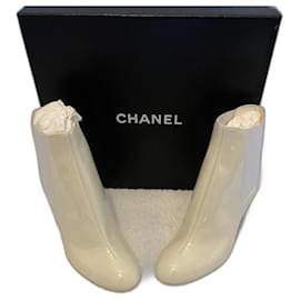 Botines Chanel de cuero de ternera brillante crema