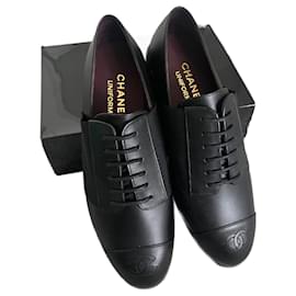 Zapatos con cordones Chanel de piel negra