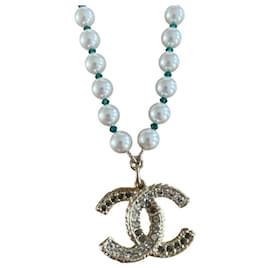 Sautoir Chanel con perle bianche e verdi e pendente CC
