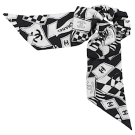 Scrunchie in seta Chanel con nastro Coco Mark