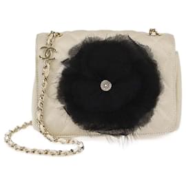 Mini borsa a tracolla in satin trapuntato Camelia bianco sporco di Chanel