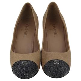 Chanel Pumps mit Cap-Toe und strukturiertem Glitzer-Effekt in Beige/Schwarz