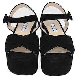 Sandali con plateau in suede nero con cinturino alla caviglia incrociato Prada