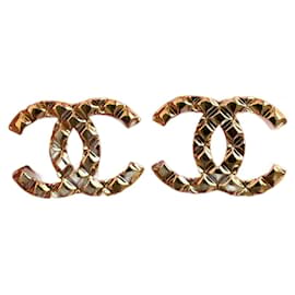 Orecchini Chanel CC dorati in metallo