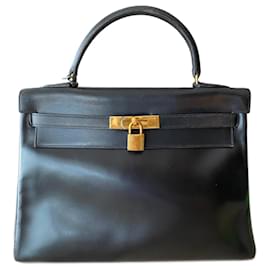 Borsa Kelly Hermès 32 cm in pelle di vitello box nera liscia, gioielleria dorata.