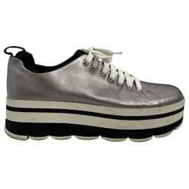 Prada Plattform-Sneaker aus silbernem Leder