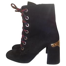 Botas de cano curto Prada em camurça preta com detalhes dourados