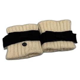 Muffole Chanel in Cachemire Nere e Beige