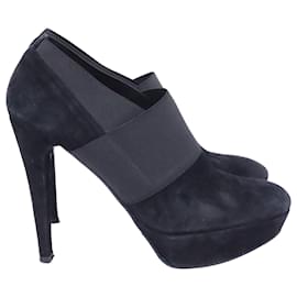 Stivaletti con piattaforma e cinturino elastico Kilgore di Stuart Weitzman in suede nero
