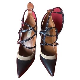 Sapatos de salto Valentino em pele preta e creme