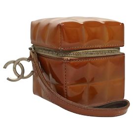 Bolsa de pulso Chanel em couro matelassé com formato de cubo Rubik