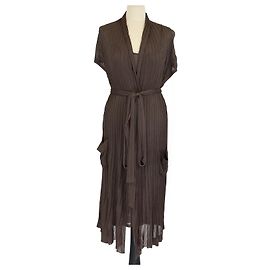 Hemdress ohne Ärmel aus dunkelbrauner Viskose und offenes langes Cardigan-Set mit Gürtel von Hermès