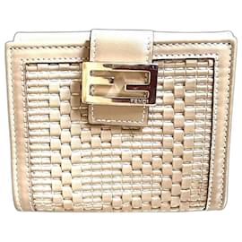 Cartera Fendi de cuero trenzado beige con cierre FF dorado