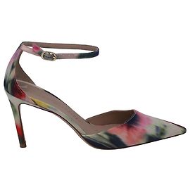Stuart Weitzman Stuart 85 Décolleté con Cinturino Acquerello in Seta Multicolore