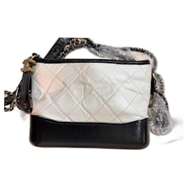 Borsa hobo Gabrielle in pelle beige/nera di Chanel - Piccola