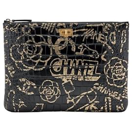 Chanel 19A Parigi New York Clutch Medium O in pelle di coccodrillo goffrata graffiti egiziano