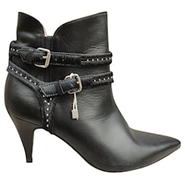 Botines Iro de cuero negro con doble hebilla