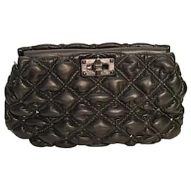 Clutch Valentino Garavani Nappa Spikeme Rockstud em couro acolchoado preto