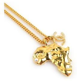 Collana in oro Chanel con marchio Coco e motivo africano