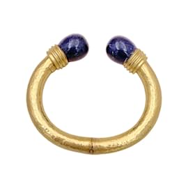 Bracciale Ilias Lalaounis, collezione "Neolitico", in oro giallo martellato e sodalite.