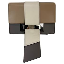 Borsa a tracolla in pelle di vitello beige e grigia Prada Cahier