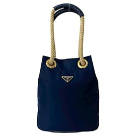 Schultertasche aus Nylon und Leder mit Prada-Dreieckslogo-Platte