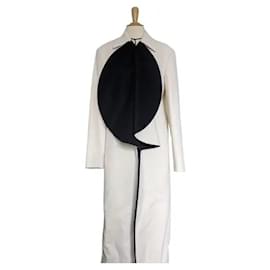 Abrigo Loewe blanco de lana y cachemira con cuello azul marino