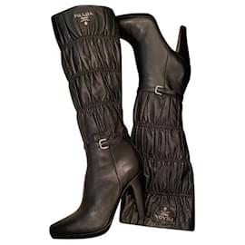 Botas altas de tacón Prada en cuero negro